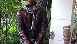 В Одессе рядом с Кисой Воробьяниновым появился памятник Остапу Бендеру. ФОТО.