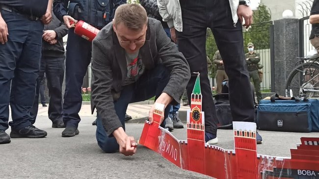 У Києві під посольством РФ в ході акції в память загиблих на Донбасі воїнів спалили Кремль 20 У Києві під посольством РФ в ході акції в память загиблих на Донбасі воїнів спалили Кремль 20