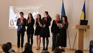 Київські школярі виступили в краватках, як у піонерів. Кажуть, вони коралові, а не червоні. ФОТОрепортаж