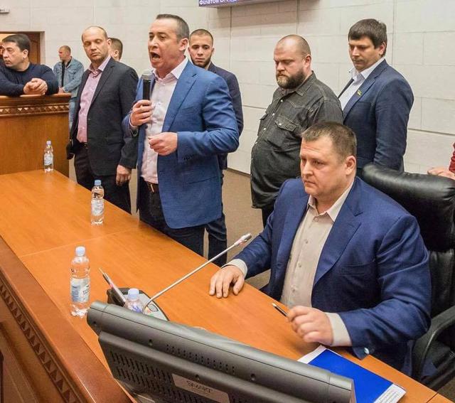 В мэрию Днепра прорывались неизвестные, ряд депутатов пытаются сорвать сессию, - СМИ 02