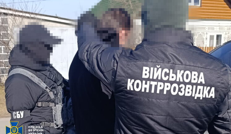 Установил камеру с доступом для врага на крыше собственного дома: разоблачен житель Хмельницкой области, который шпионил за военными аэродромами и готовил теракты на западе Украины, - СБУ. ФОТО