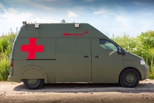 Литовские волонтеры отправили для ВСУ первый бронированный автомобиль скорой 01