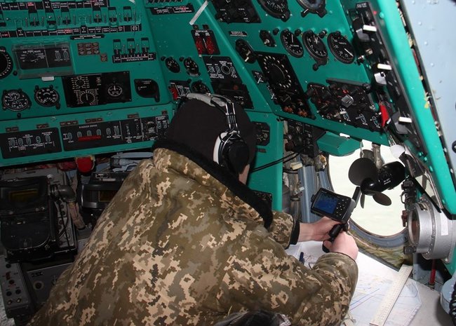 На Приазовї вертоліт Морської авіабригади змусив відійти від українського берега корабель ФСБ Росії, який займався збором розвідданих, - пресцентр ОС 03