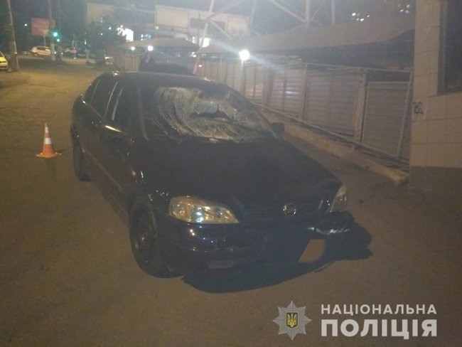 Пьяный полицейский снес шлагбаум и сбил двух пешеходов в Одессе 01