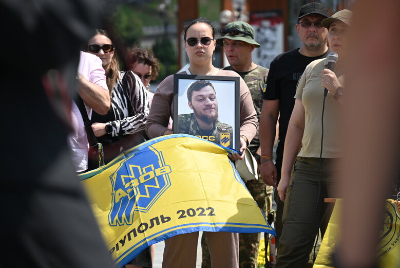 Родные павших защитников Украины потребовали создать под Киевом военное кладбище 04