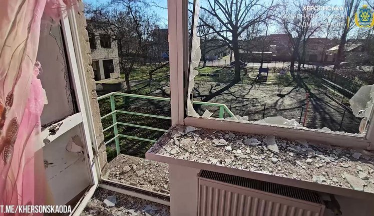 Из-за российских обстрелов поврежден детский сад в Херсоне и ранен мальчик в Белозерке. ВИДЕО