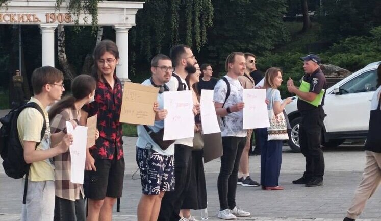 Сум’яни протестували проти закону №12414: поліція заявила, що без дозволу ОВА - заборонено. ВІДЕО+ФОТОрепортаж