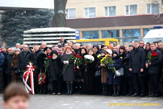 Сотні людей прийшли попрощатися з мером Луцька Романюком 07