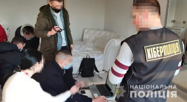 Полиции не понравились интимные фото 27-летней львовянки: отдают под суд за порнографию 02