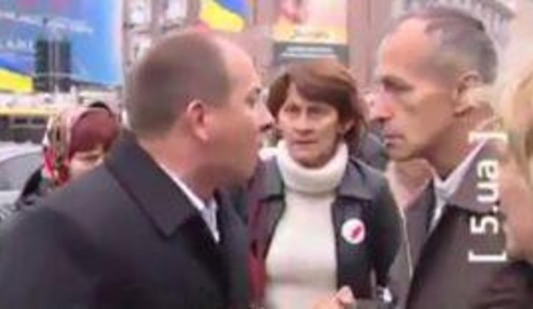 Полковник милиции Петр Федчук под Печерским судом бьет женщину: Шо? Всрався? ФОТО+ВИДЕО