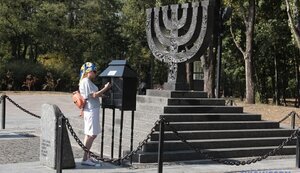Евреи в Киеве почтили память жертв Холокоста в Бабьем Яре. ФОТОрепортаж