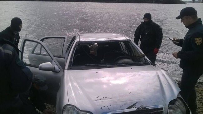 Рятувальники виявили тіло чоловіка в автомобілі, що скотився у Дніпро 02
