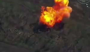 Пилоты Сил обороны с помощью дрона ударили в боекомплект танка РФ — взрывом оторвало башню. ВИДЕО
