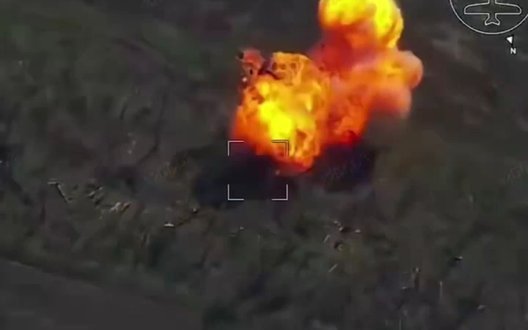 Пілоти Сил оборони дроном влучили у боєкомплект танка РФ - вибухом відірвало башту. ВIДЕО