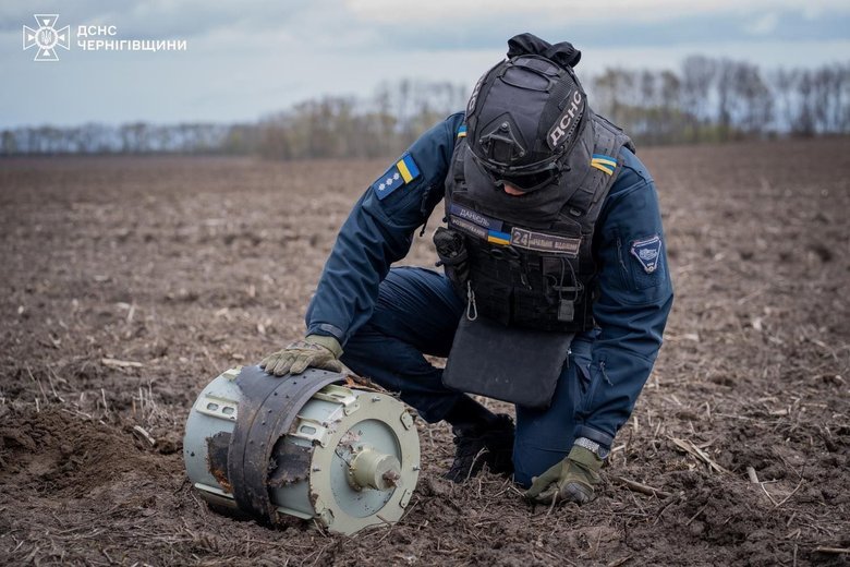 Небезпечні уламки російських безпілотників знищили контрольованим підривом
