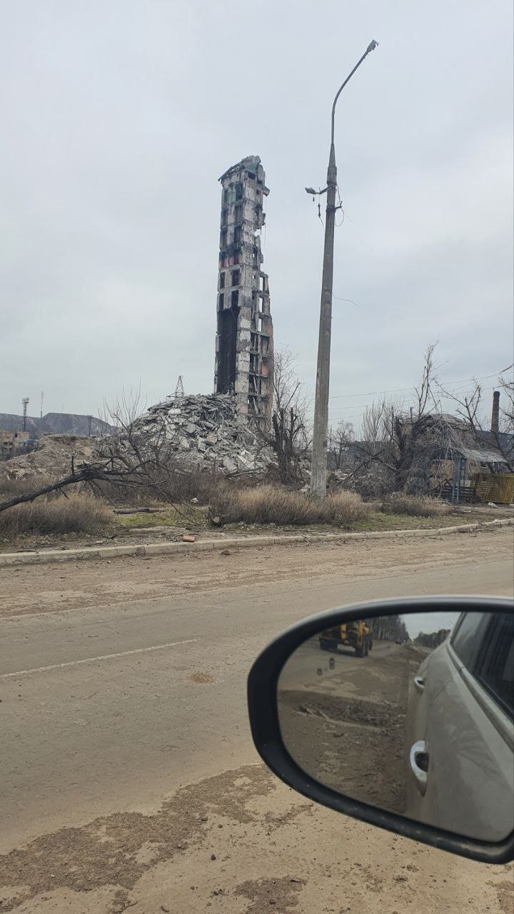 Все, що залишилося від багатоповерхівки в окупованому Маріуполі 01