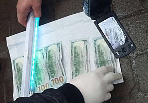 В Ивано-Франковской области на взятке в 500 долларов США задержан чиновник пенитенциарной службы 01