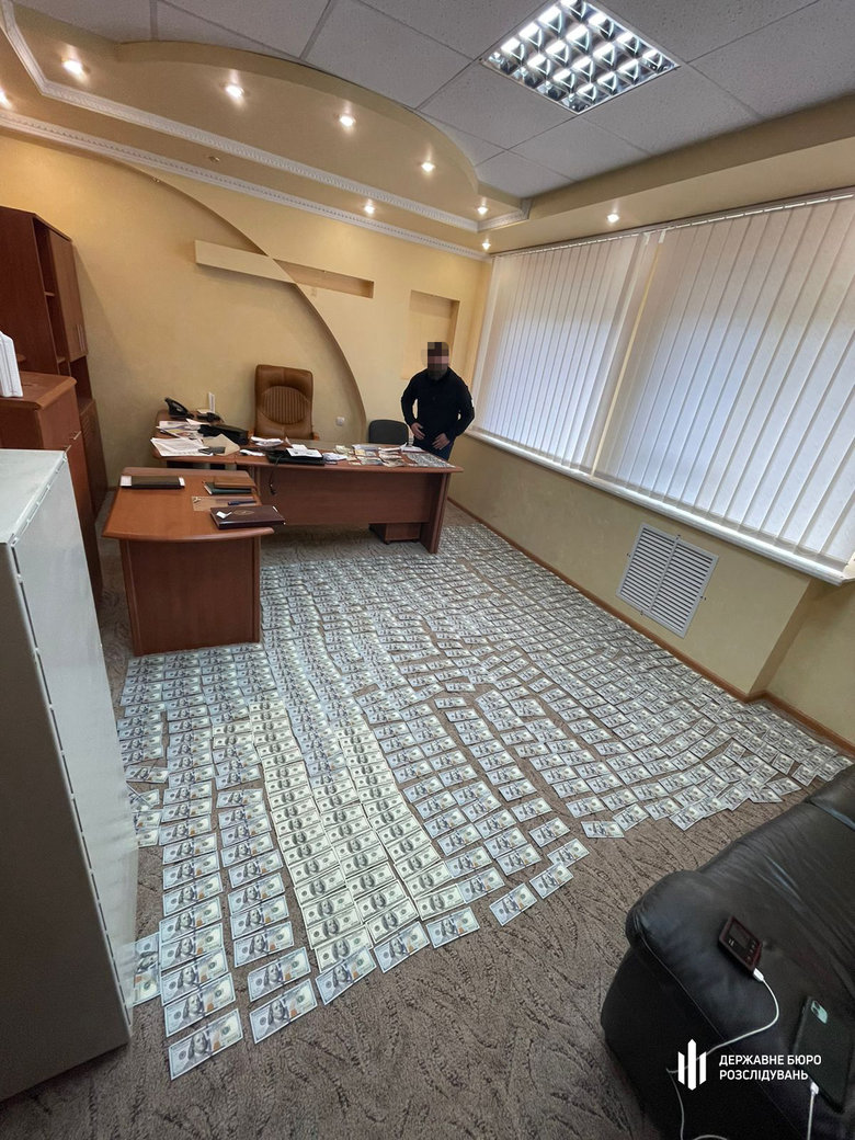 Чиновники Держагентства лісових ресурсів та поліцейські на Тернопільщині встановили лісгоспам щомісячну таксу на роботу в розмірі $1,5 тис., - ДБР 08