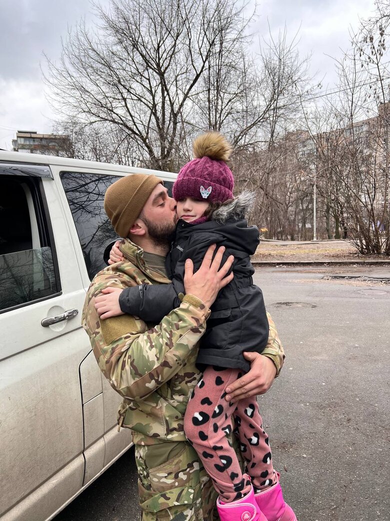 Дмитро Шатровський: Я дивлюся, хочу щось сказати, а в цей час мені в голову рикошетом залітає куля – паф! 02