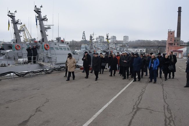Участники заседания совета Украина-НАТО посетили базу Военно-морских сил Украины 02