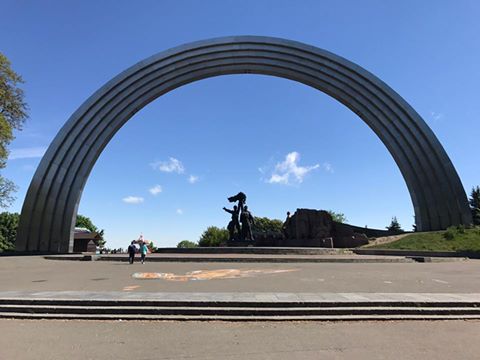 Арка Дружби народів у Києві знову стала сірою 01