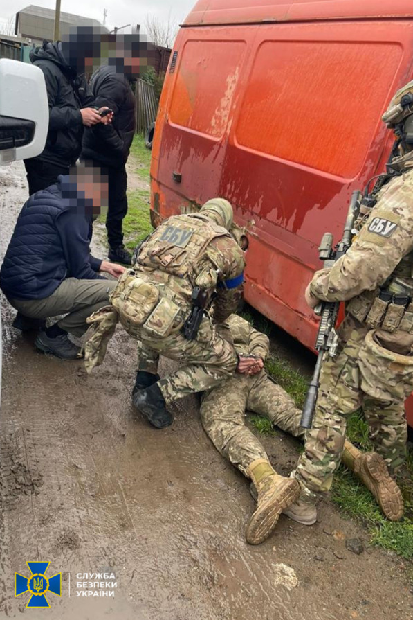 Строковика-зрадника, який полював на HIMARS та розвідував склади з боєприпасами ЗСУ, затримано на Одещині, - СБУ 03