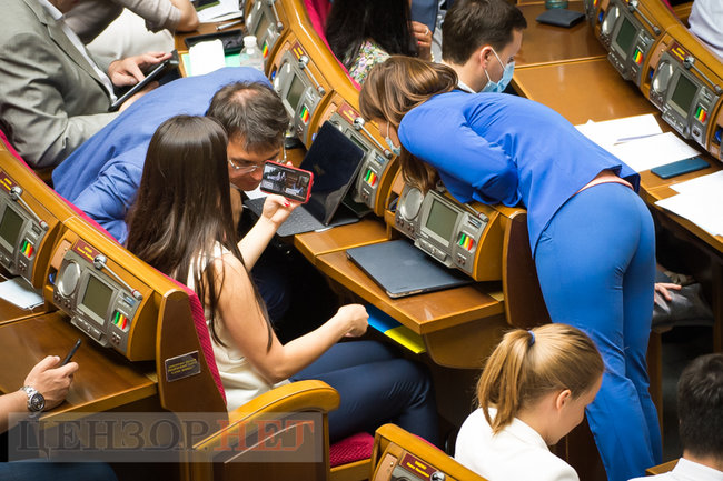 Предвыборные страсти в партийных чатах, красное платье Пидласой и фотопоказ от Янченко, - работа Рады 14 июля 22