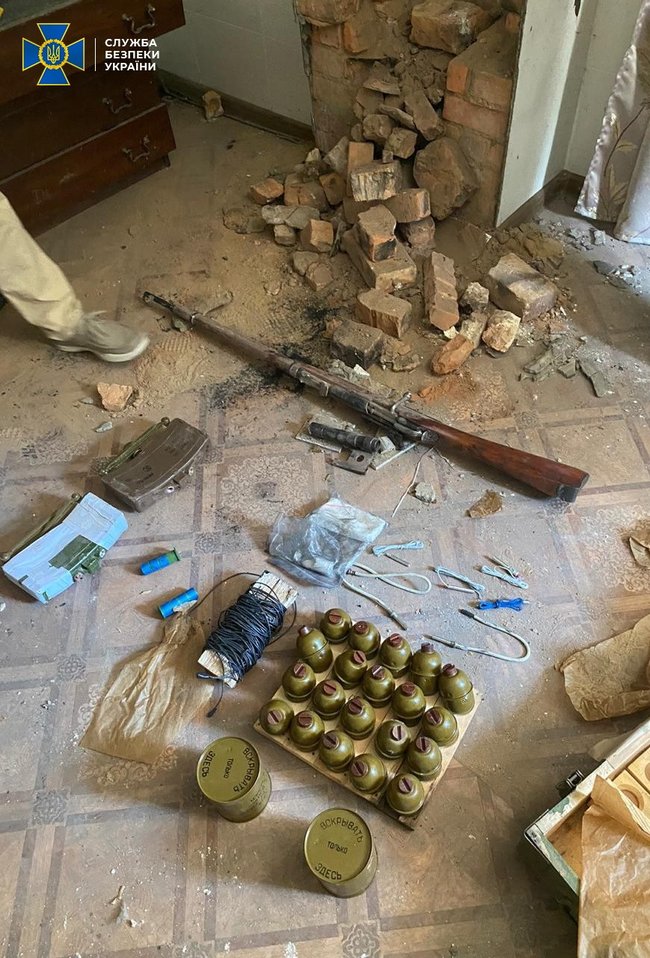 Контррозвідка СБУ знешкодила схрон МДБ ДНР із вибухівкою і зброєю 02
