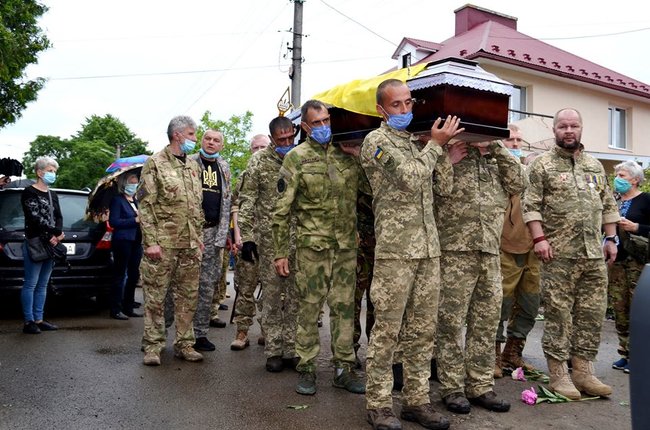 В Івано-Франківській області попрощалися з трагічно загиблою волонтеркою-парамедиком Іриною Шевчишин 04