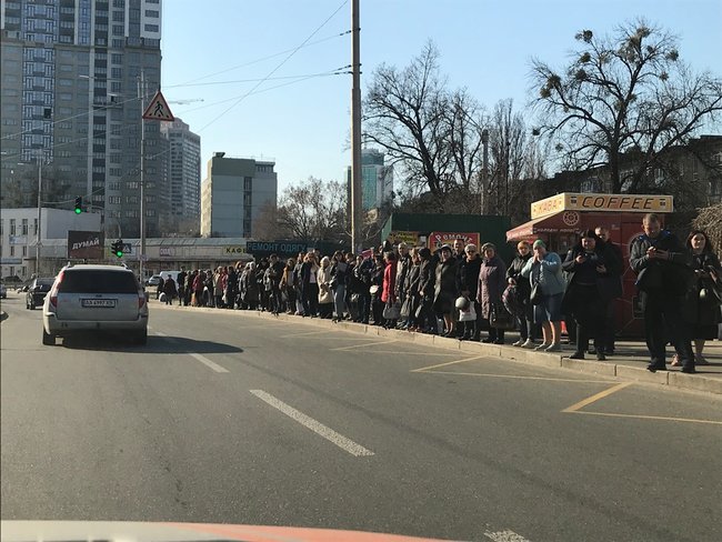 У Києві чоловік стрибнув із пішохідного моста під швидкісний трамвай 03