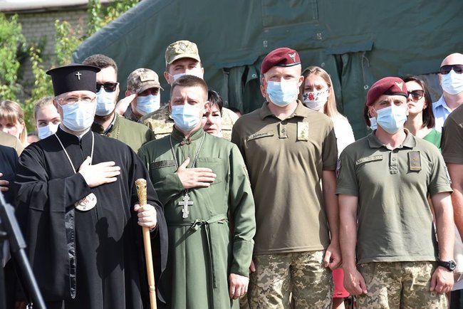 Командующий Объединенными силами Кравченко наградил десантников на горе Карачун 06