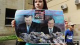 Россияне приготовили для Януковича "Кровавый мяч" в день старта "Евро-2012". ФОТОрепортаж