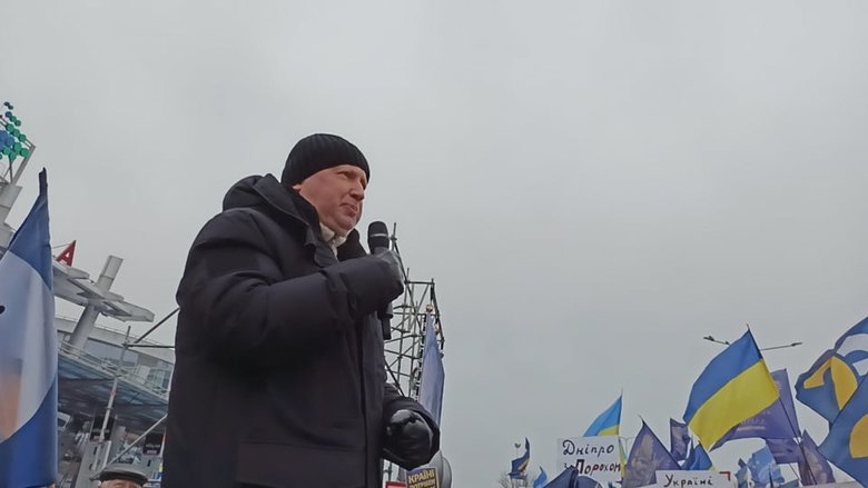 Прихильники Порошенка зібралися біля аеропорту Київ 11