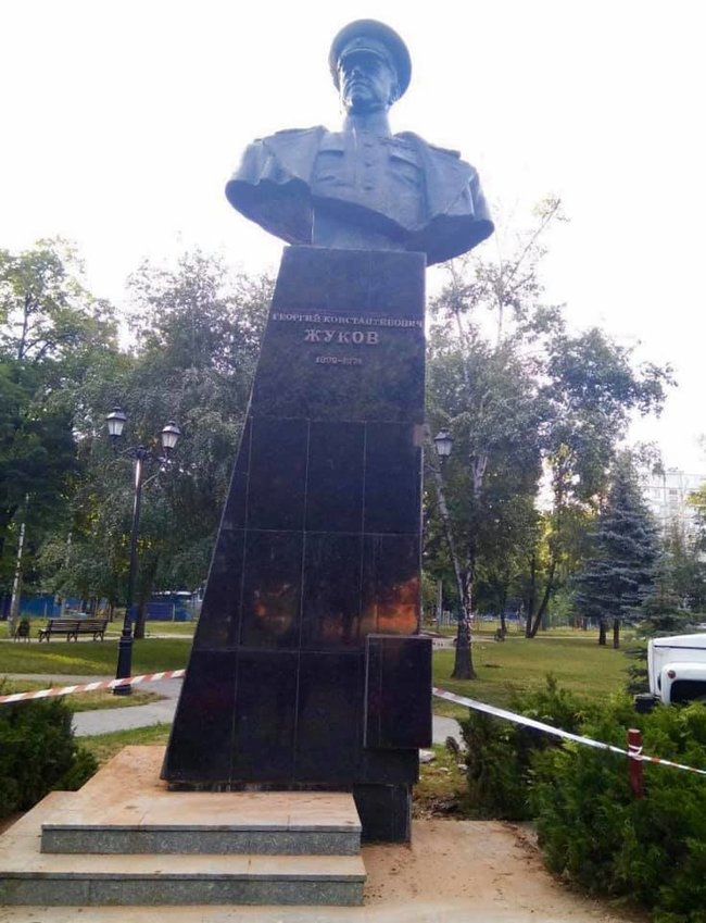 Памятник Жукову восстановили в Харькове 01