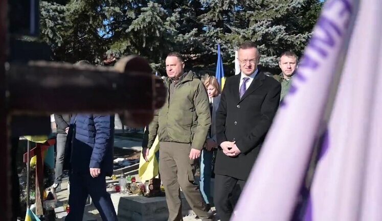 Before negotiations in Uzhhorod, Szijjarto honored fallen defenders of Ukraine. VIDEO