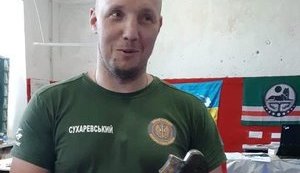 Комбату Вадиму Сухаревському на день народження зброяр Іван Савельєв подарував чотири кулеметні станки під кулемет 12,7 мм. ФОТО