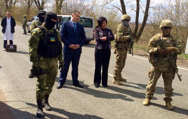 Бойовики ДНР передали Україні 14 увязнених 01 Бойовики ДНР передали Україні 14 увязнених 01