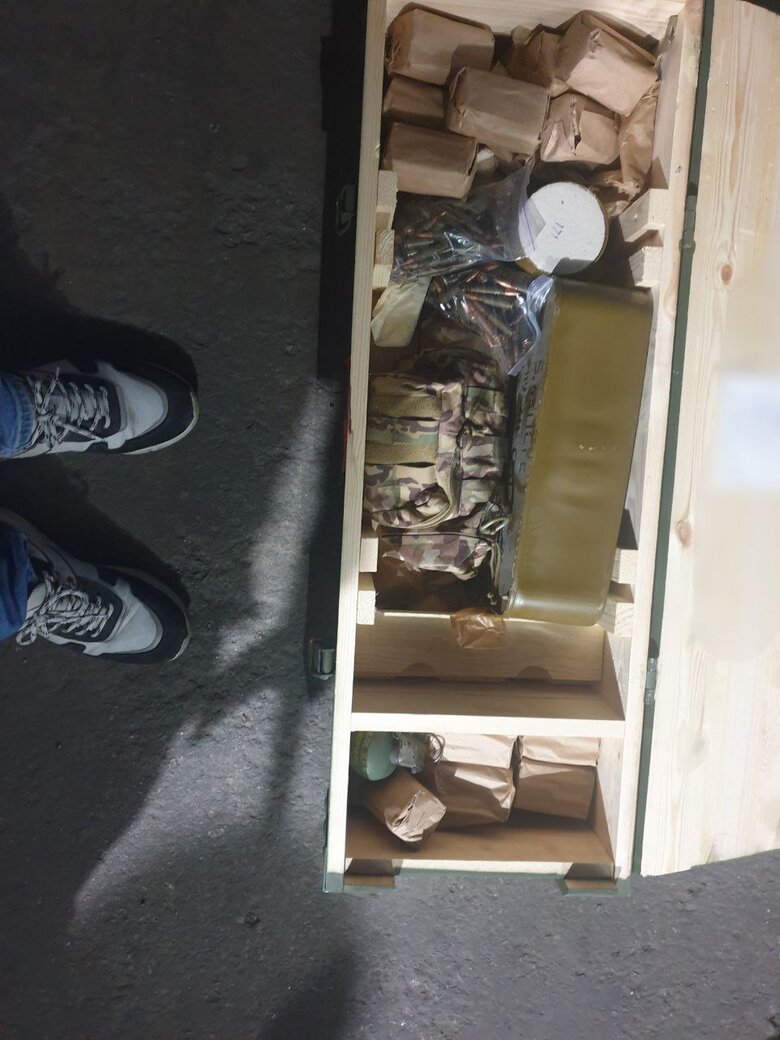 На Київщині викрито посадовця військкомату, який незаконно зберігав арсенал зброї та боєприпасів 06