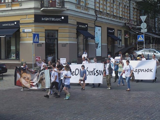 Участники акции Free Sentsov пикетировали посольства Франции и Германии с требованием к Меркель и Макрону лично подключиться к освобождению украинца 05