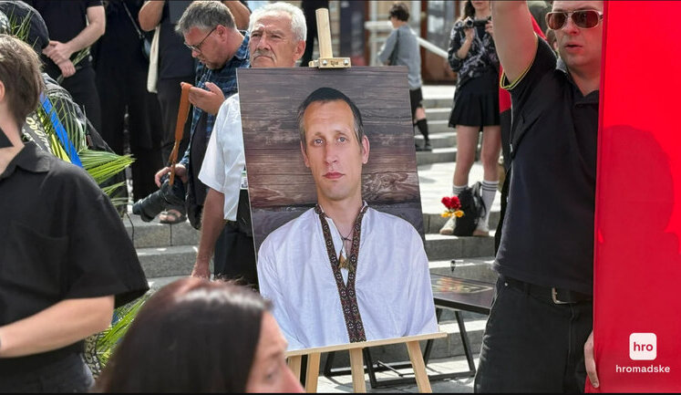 У Києві попрощалися з військовим та художником Давидом Чичканом. ФОТОрепортаж