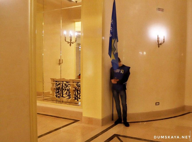 В Одесі під будівлею, де відбуваються збори ОПЗЖ, сталися сутички: під час бійки розпилили сльозогінний газ 09