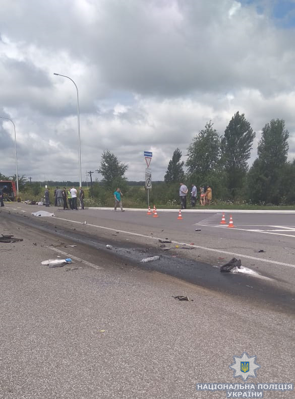 Страшна ДТП на трасі Київ - Чоп: маршрутка врізалася у вантажівку - 10 загиблих, ще 10 осіб травмовано 02