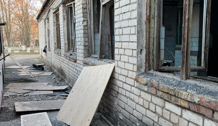 Day in Kherson region: one dead and four wounded, damaged houses, and emergency vehicles. PHOTOS
