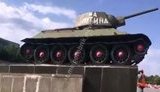 На танке Т-34 возле тракторного завода в российском Волгограде неизвестные сделали надпись "На Путина!". ВИДЕО
