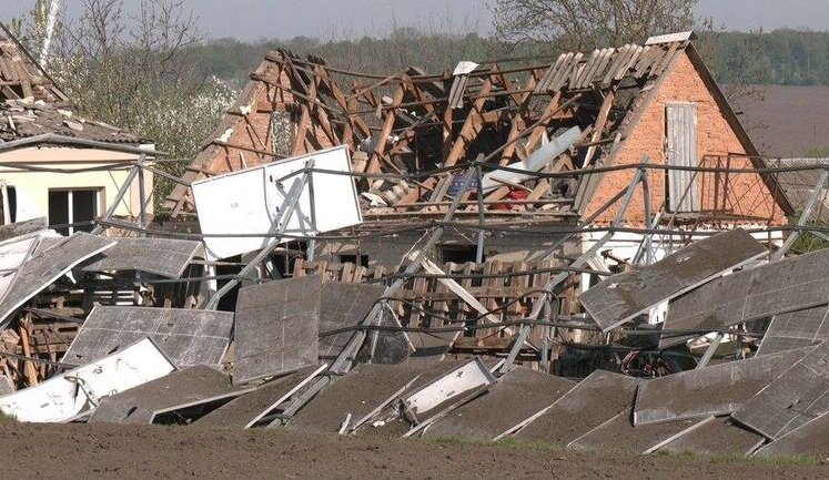 Наслідки атаки РФ на Хмельниччину: пошкоджено 38 приватних будинків, вікна у 250 квартирах та об’єкти соціальної інфраструктури. ФОТОрепортаж