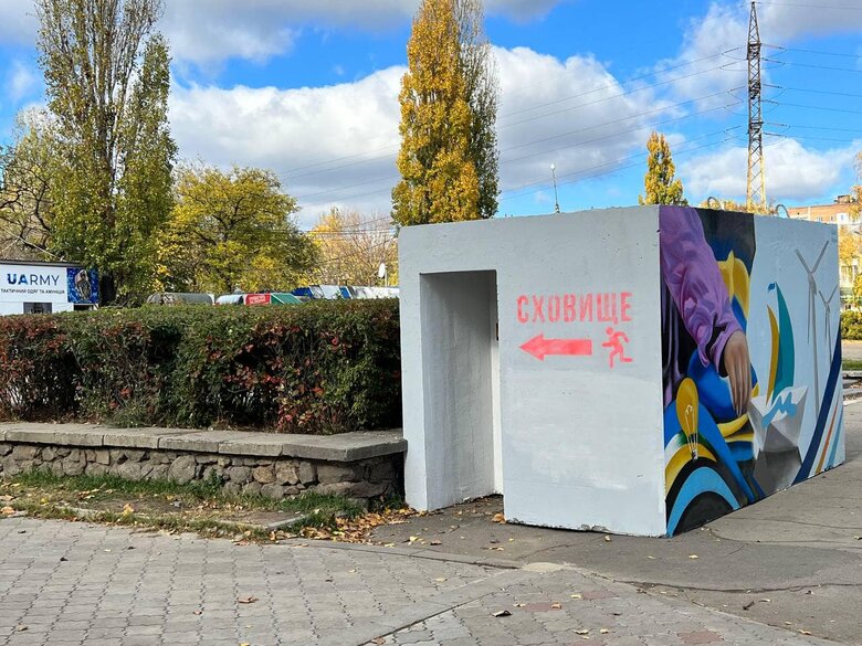Перші два наземні бетонні укриття встановлюють у Миколаєві 04