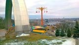 Развлечься по-киевски: возле арки Дружбы народов на краю склона поставили экстремальную карусель. ФОТОрепортаж
