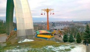 Развлечься по-киевски: возле арки Дружбы народов на краю склона поставили экстремальную карусель. ФОТОрепортаж