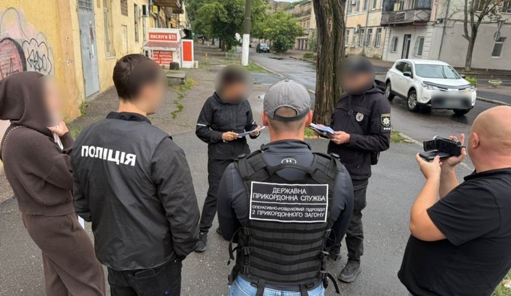 Везли в багажнике, переодевали в камуфляж: на Одесщине разоблачили группу контрабандистов. ФОТОрепортаж