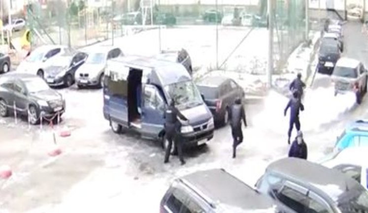 Елітний загін спецпризначенців Росгвардії розсмішив соцмережі спробою затримати водія в Санкт-Петербурзі. ВІДЕО камер спостереження